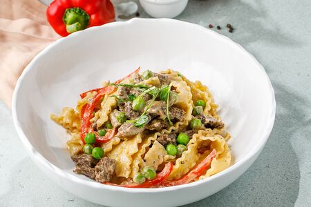 Паста с томлеными щечками и зеленым горошком