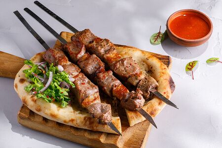 Шашлык из говяжьей вырезки с ломтиками курдючного жира