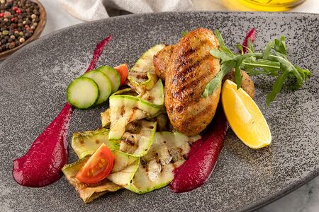 Котлета из судака с кабачком и печёным свекольным соусом