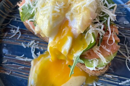 Яйцо Бенедикт на тосте