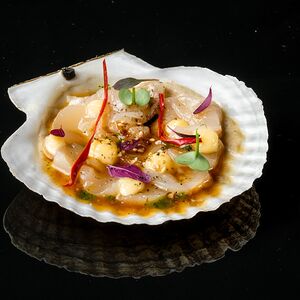 Карпаччо из гребешка в ракушке с соусом и трюфелем