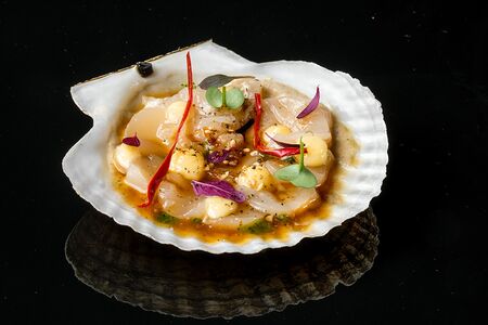 Карпаччо из гребешка в ракушке с соусом и трюфелем