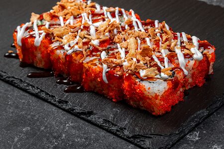 Ролл с лососем гриль в икре тобико