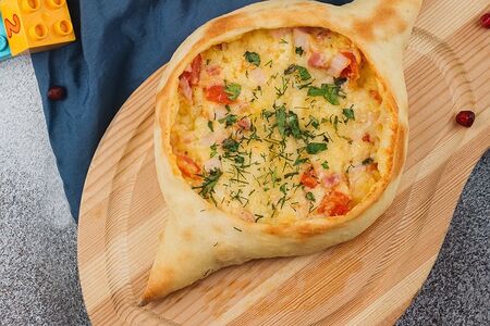 Хачапури с беконом и томатами
