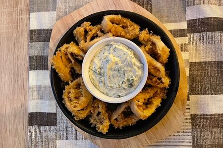 Кольца кальмара с соусом