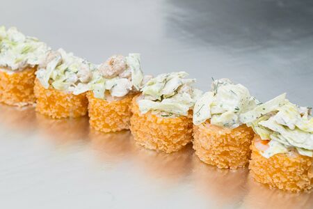 Кранч ролл цезарь с креветками темпура 8 шт