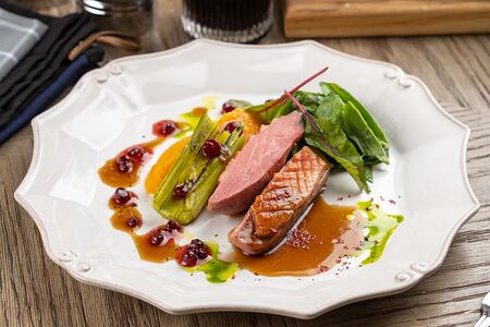 Утиная грудка с тыквенным пюре и соусом из брусники