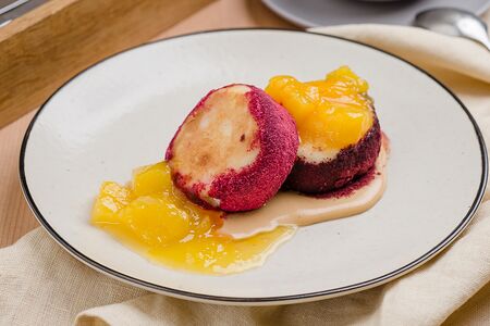 Сырники в пудре из малины и смородины с манго и английским соусом