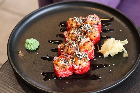 Ролл с лососем и соусом перикаро