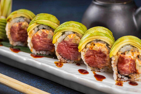 Ролл с авокадо и тунцом