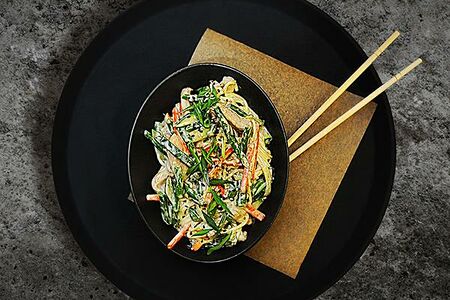 Яичная лапша с курицей в сливочном соусе