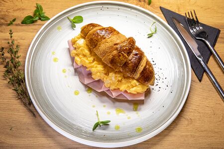 Круассан с ветчиной и скрэмблом