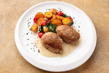 Котлеты мясные с картофелем и томатами