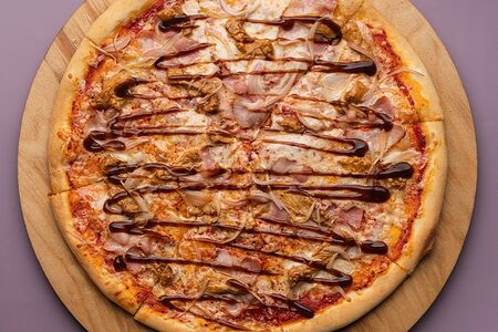 Курица, бекон, лук, соус барбекю