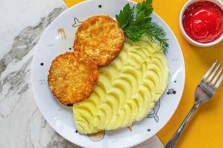 Котлетки из лосося с пюре