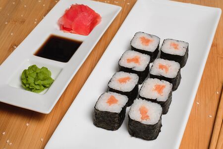 Ролл с лососем