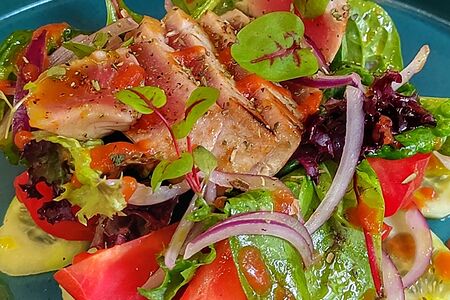 Салат со свежим тунцом и сезонными овощами