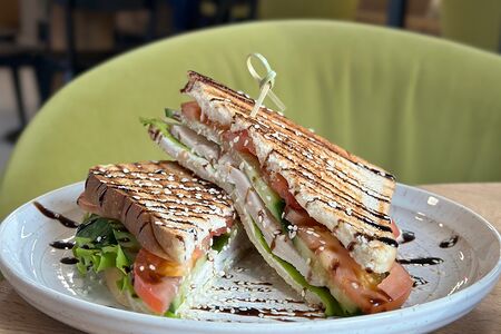 Сэндвич с копченой куриной грудкой