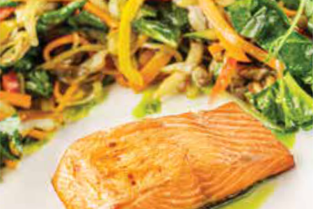 Стейк лосося с овощами гриль и вешанками