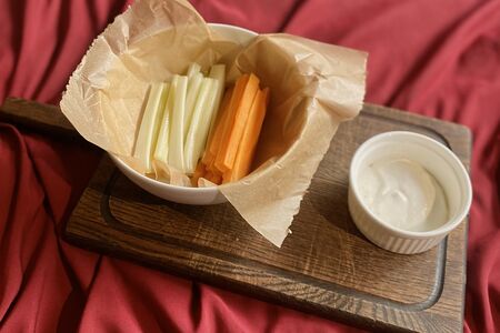 Хрустящие палочки из свежей моркови и сельдерея с соусом блю чиз