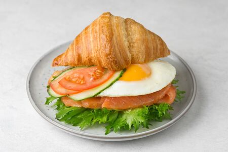 Сэндвич-круассан с семгой и яйцом