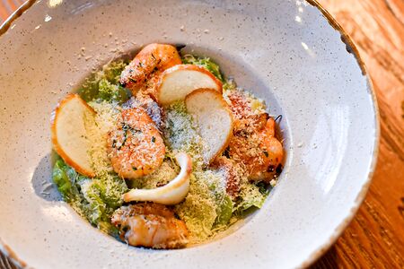 Цезарь с креветками гриль