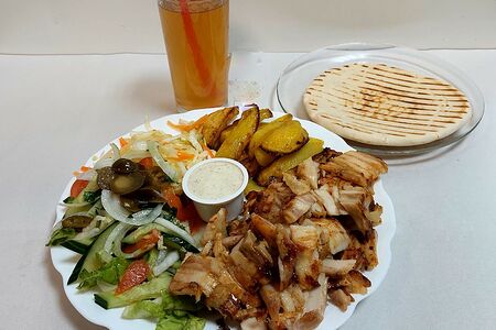 Двойная шаурма на тарелке