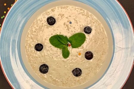 Овсяная каша с голубикой