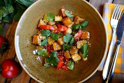 Теплый салат с карамелизированным баклажаном