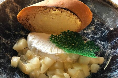 Жареный камамбер с грушей