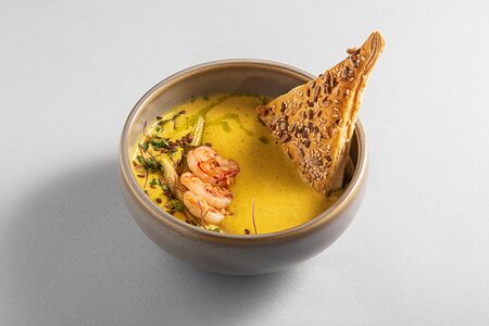 Кукурузный крем-суп с карри и креветкой