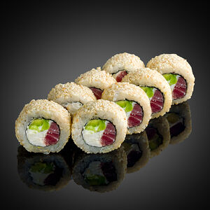 Ролл с тунцом в кунжуте