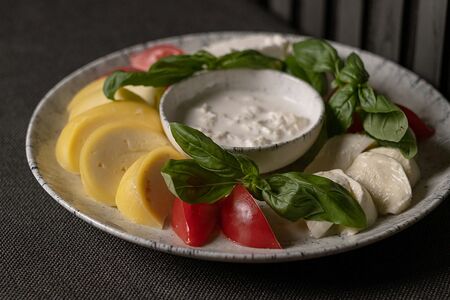 Сырная тарелка из молодых сыров