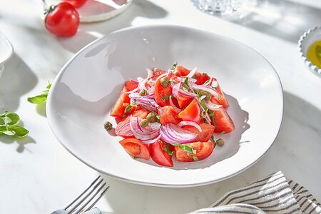 Сладкие томаты с красным луком