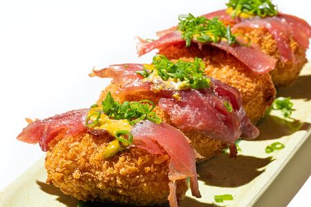 Крокеты с тунцом кимчи и соусом васаби