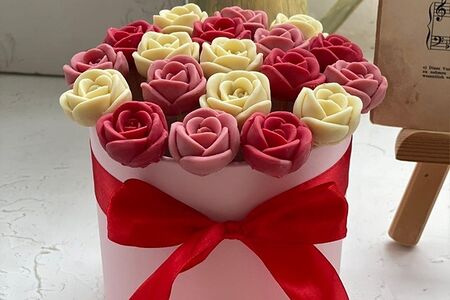 Шоколадные розы в шляпной коробке 19 роз