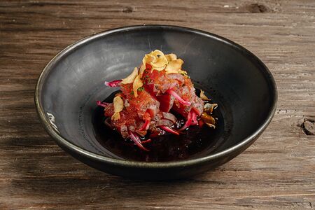 Татаки из тунца с чили дайконом и цитрусовым вафу