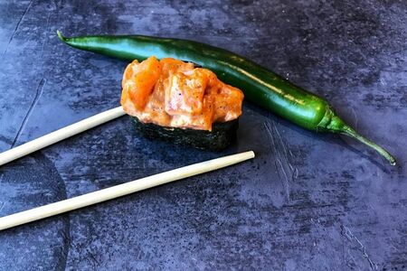 Гункан острый с копченным лососем