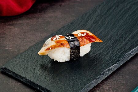 Суши с угрем