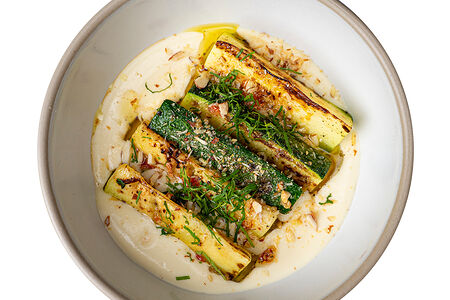 Кабачок гриль с соусом из сулугуни