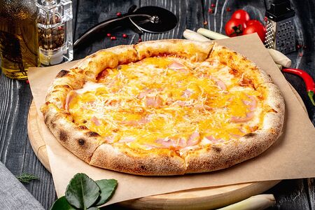 Пицца с ветчиной и грибами