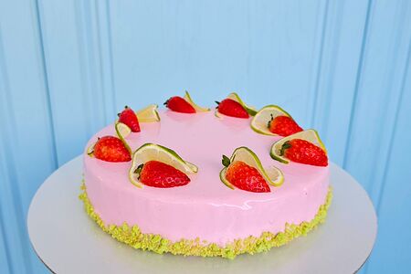 Торт клубника-ананас-лайм