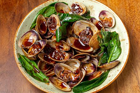 Вонголе с соусом биск