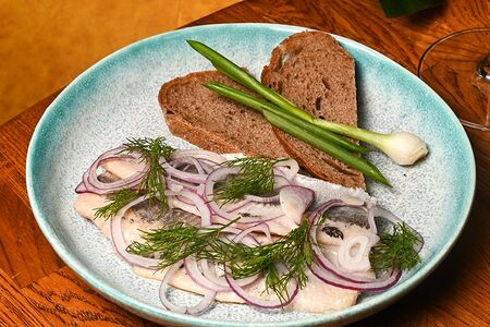 Селедка на гренках