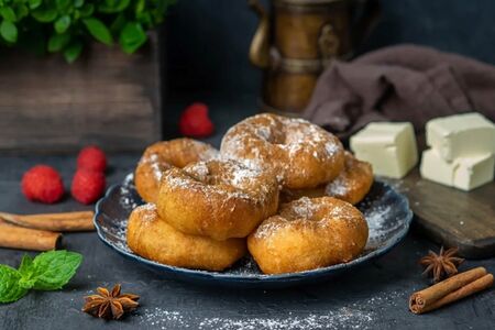 Пончики с сахарной пудрой и корицей