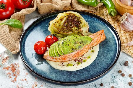 Стейк из лосося с соусом берблан