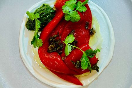 Лабне с печеным перцем, чипсами каперсов