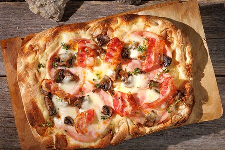 Пицца с ветчиной и грибами