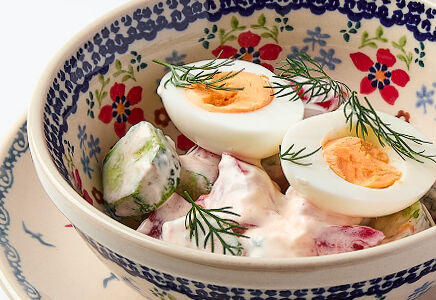 Домашний салат из овощей со сметаной и яйцами