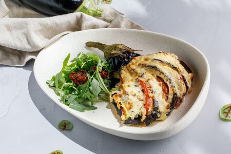 Веер из баклажанов с томатами и сыром сулугуни